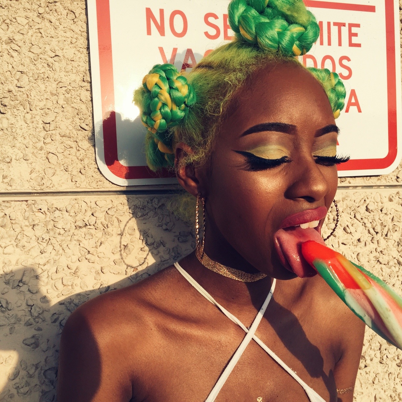 trebled-negrita-princess:  i FUCKING LOVE THOSE POPSICLES   Fucking love her hair