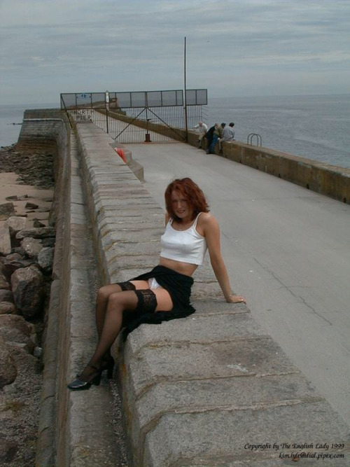 Hot wifey from  Torquay wants outdoor sexMore hot wives at app.boredwifeclub.com