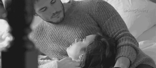 smartdiscreetguy:  A real man never underestimates the power of stroking his beloved’s hair…  Love t