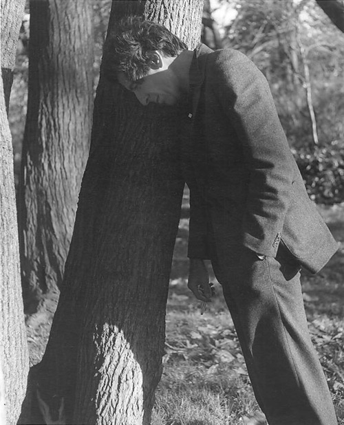 fuckyeahmrleonardcohen:Leonard Cohen in Vancouver, B.C., October 20, 1978. Photo: David Boswell.