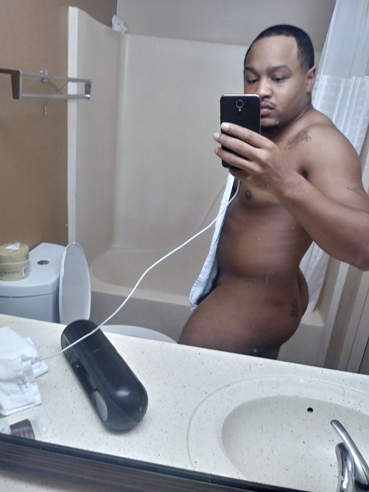 bigboyyturnup:  Everybody love a big booty (Vers) Top 😂😂   IG: LeauxAngel SC: