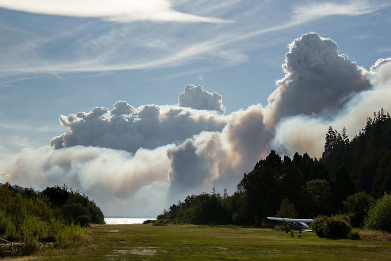 Chubut. Las llamas del incendio forestal desatado el último domingo en la zona de Cerro Negro y que ya arrasaron más de 4500 hectáreas de bosque nativo continúan avanzando a pesar de los esfuerzos locales por extinguirlo. (Telam)