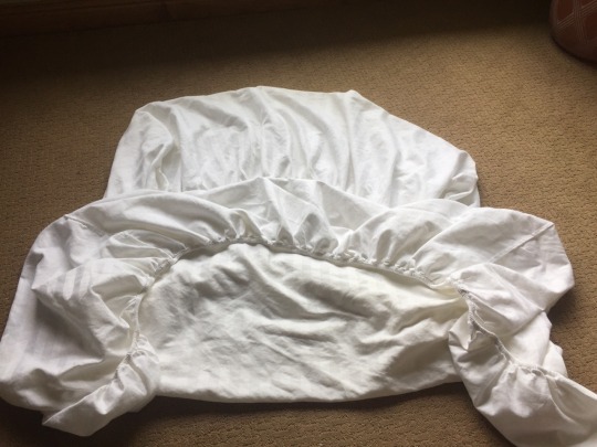 sci-fantasy: aqua-harry:    So you’ve got this bitch-ass fitted sheet that you would normally pile into a ball and shove into a closet so you won’t have to deal with it, yeah? Well. Quit acting like a piece of linen is better than you are. You can