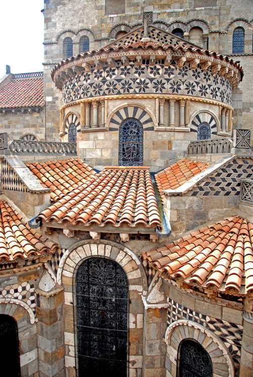 soaveintermezzo: Basilica Notre-Dame du Port. Clermont-Ferrand, Francia Foto di Jochen Jahnke