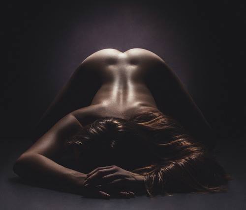 amami-ancora-fallo-dolcemente:  Un'emozione è quando tremi e non hai freddo.    ♠D.Licciardo♠