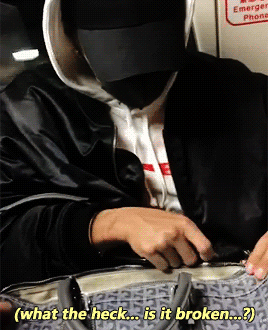 ztaohs:silly bub taozi struggling with his bag’s zipper