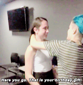 pressjauregui:Halsey gives her necklace to a fan as a birthday gift.