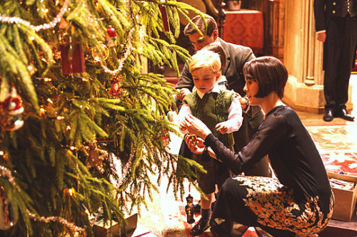 2old4this8:Mary and George + the Christmas tree, Downton Abbey Christmas Special promotional still