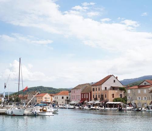 Sidling up to Stari Grad on the island of Hvar, on our boat trip with @fresheireadventures – t