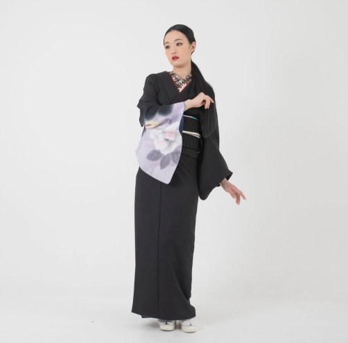 Extremely chic modern kimono by Anju, featuring an unsual placement as only the right sleeve is patt