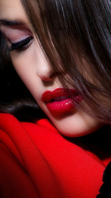 sandybrown121:deeptragedy: deeptragedy Love that super shiny red lipstick.