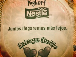 keep-calm-and-smile-xd:  me-m0-ri:  así con el yogurt po’…  yoghurt hiriente weon:(