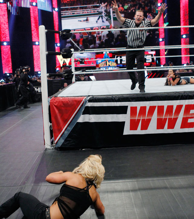 ajpunkfans:  RAW 25th March, 2013 HQ Digitals: Kaitlyn vs. AJ Lee  Finally a diva&rsquo;s