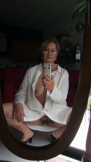 eagel67:mummywank:Gran got a new phone for Christmas. She asked me to show her how to take selfies. 