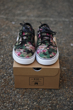 peruvian-diego:  jvcksn:  Floral Janoskis  WANT 