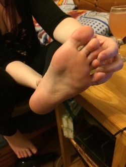 Jackbebad:  Ellessexyfeet:playing With Feet  My Gfs Feet:)