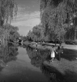 pasttensevancouver:  A walk in the park, 1940s Source: Photo