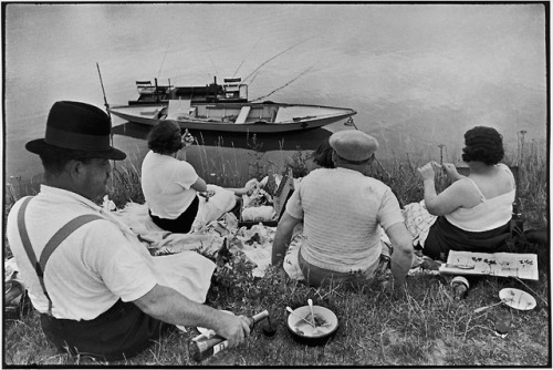 Sunday on the Banks of the Seine. #ICPTheDecisiveMoment Henri Cartier-Bresson, France, 1952 http://b