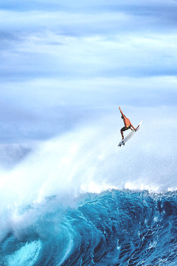 wavemotions:    Damien Hobgood gets huge air at Cloudbreak, Fiji  