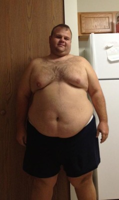 garthdude:  fatboysbigboys:  good god he is hot  I bet this big guy doesn’t skip any meals, damn!