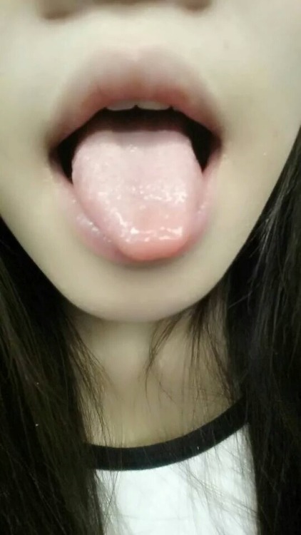 segjzz: segjzz: segjzz: 啾咪~ 嘀~母狗卡 天冷了，哥哥们把大鸡巴塞进小母狗的嘴巴里暖一暖吖，附带舌头清理服务一份(＊／ω＼＊)咕噜咕噜咕噜