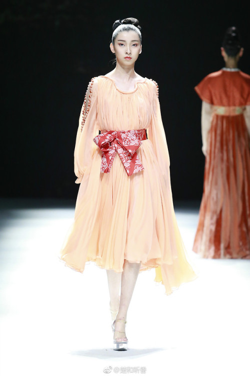 dressesofchina:楚和听香’s Tang-dynasty inspired 2019 Spring collection