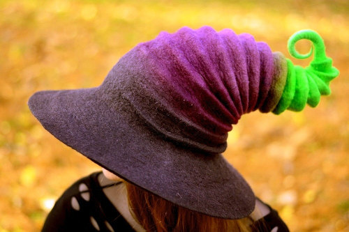 culturenlifestyle:Crimped and Colorful Felt Witch Hats By HandiCraft KateHandicraft Kate caters to w