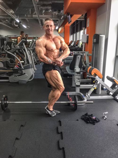 ID? Also, always love it when bodybuilders wear vibrams too.