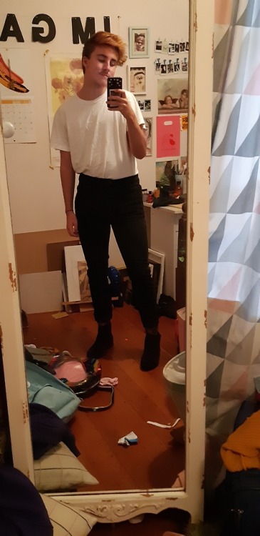 plntboy: my rooms messy and im going OUT