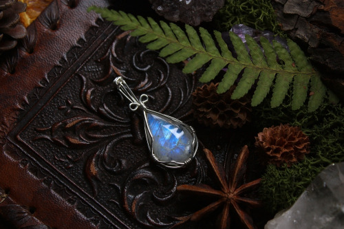 90377:Sterling silver wire wrapped pendants are now available at Sedna 90377.