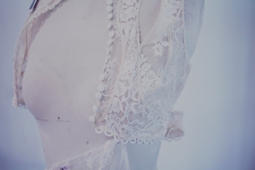 notordinaryfashion:  fatalscroll:  Alexander McQueen Atelier for the Spring 2016 Ready to Wear Collection   Love 
