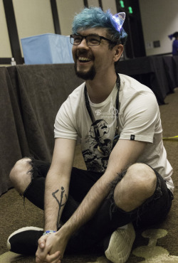 bristlee1: A very happy Jack.  He is being sung to by someone(edit) @freakybeanburrito  with a ukulele  (If someone knows who, let me know). PAX West 2017: Jacksepticeye Autograph session please do not edit or repost. Thank you 