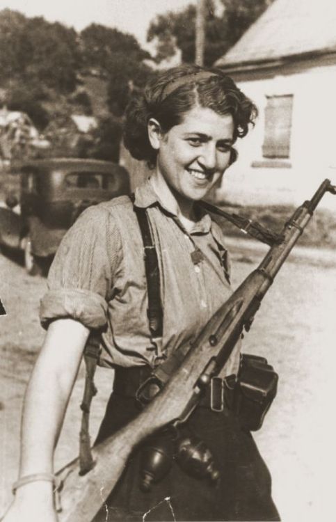 historicaltimes:Jewish Resistance fighter Sara Ginaite, Lithuania 1944 via reddit Keep reading 