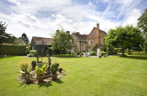 £1,750,000. 4 br. Surrey.