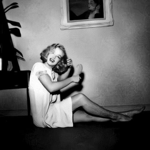 infinitemarilynmonroe: Marilyn Monroe photographed by Phil Burchman, 1950.