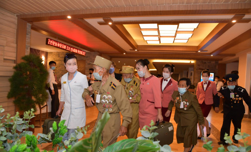 War Veterans Enjoy Themselves at Yangdok Hot Spring Resort [July 31 Juche 109 (2020) KCNA]The partic