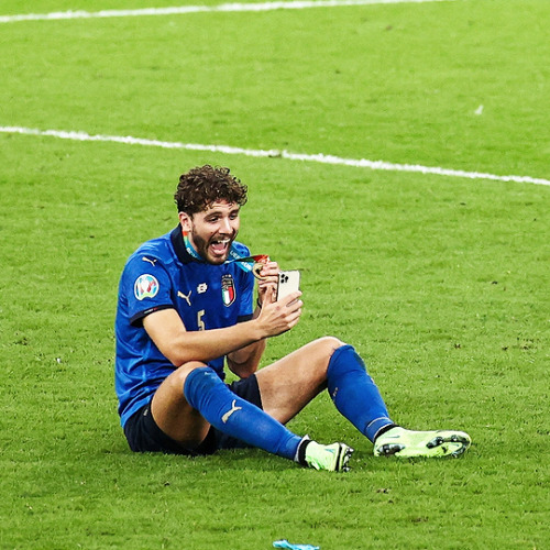 Italy&rsquo;s Manuel Locatelli celebrates with his medal on the pitch after the winning ceremony