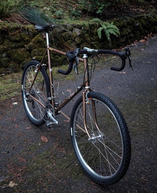 hizokucycles:Reposted from @ultradynamico @ultratradition ‘s personal @crustbikes canti lightning bo