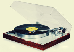 vinyl-spiral:  Luxman record player 