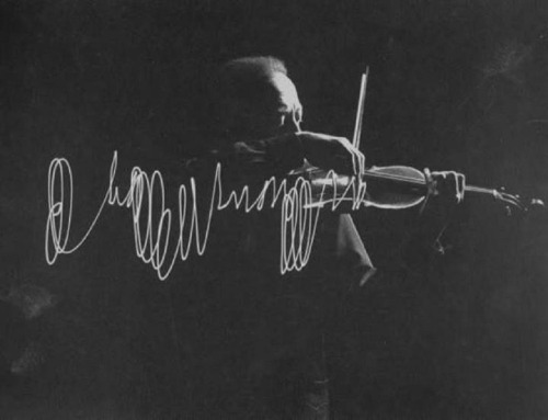 dansleparadisartificiel:“Violinist Jascha Heifetz playing in Gjon Mili’s darkened studio as light at