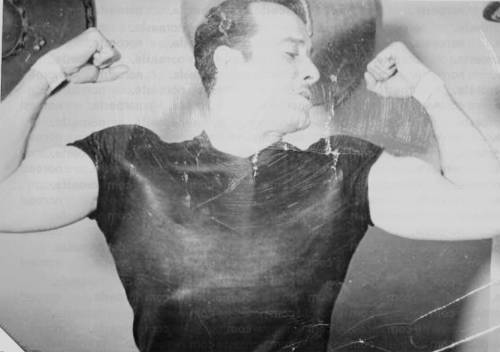 cazadordementes:  Pedro Infante en el GYM.