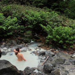 Japanese Onsen, Via Oguro.keita  秋田県 一本松温泉「一本松たっこの湯」乳頭温泉郷の黒湯温泉辺りから川を乳頭山に向かって登山道を約30～40分。廃業した宿の跡地にひっそりと湧き続けている源泉口の下にある野天風呂です。もちろん混浴。現在はもう少し風呂が大きくなってます。(たぶんぬるいかと)