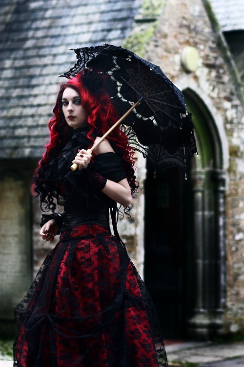 spookyloop:  Sunday Mourning(Elizabethan style) Photographer: Filia Lunae PhotographyModel: Poppy
