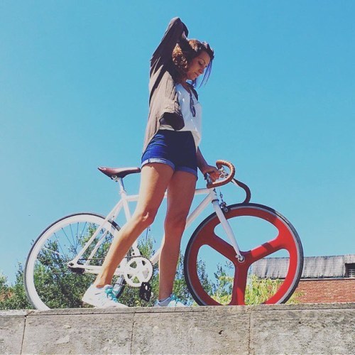 fixiegirls:Repost from @reginaserrat #fixie #fixed #bike #fixiegirl #fixiegirls #happy #fixielife #u