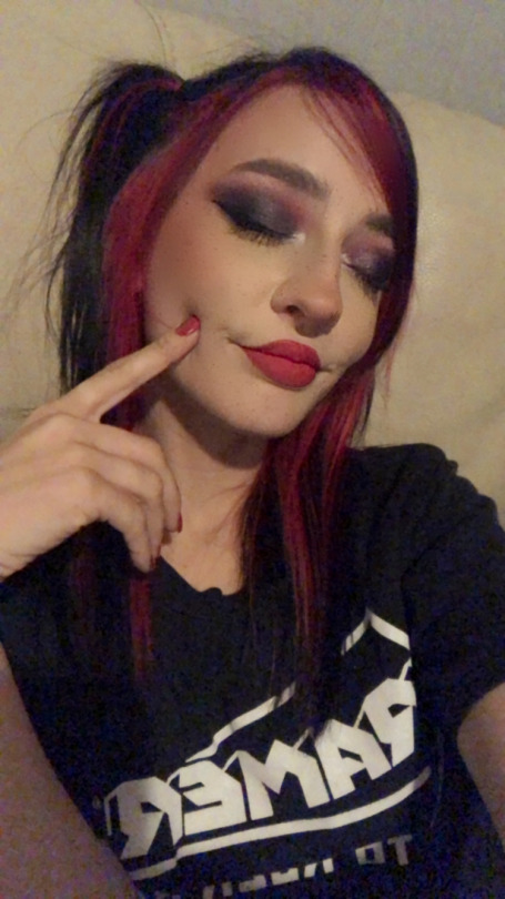 violet-thorne-model:If you like cute feet content then you should message me to buy
