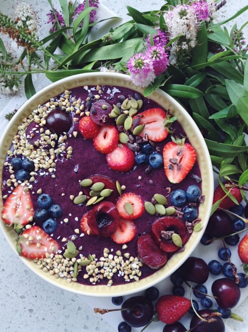 pappa-bear:This mornings blueberry smoothie bowl!