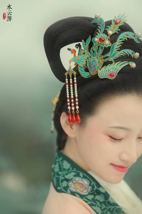 Traditional Chinese hanfu, hairstyle, and hair ornament.