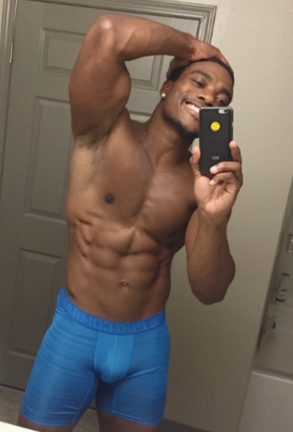 2opinionatedblackgirls:  charlibal:  Guys with Iphone seriesMidnight Treat….  I’m
