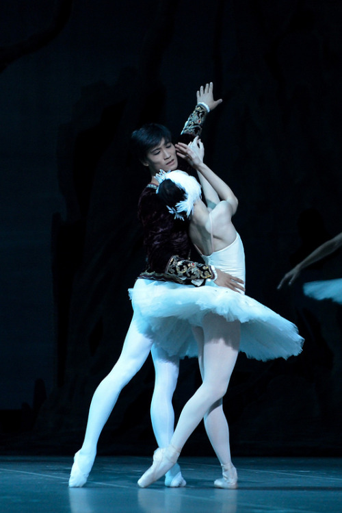 ryanishka: gavrilushka: Olesya Novikova and Kimin Kim in Swan Lake I AM OBSESSED WITH HIM!!!
