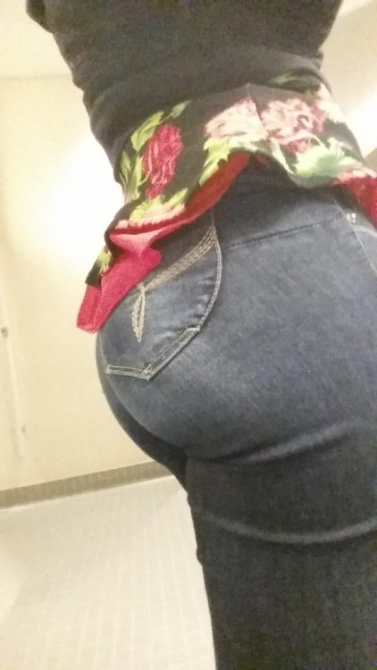 thickpawgsandwhooties:  Just [f]illing them jeans